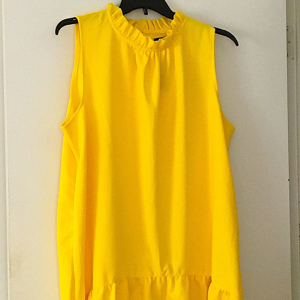 Sleeveless hi-low top ☀️